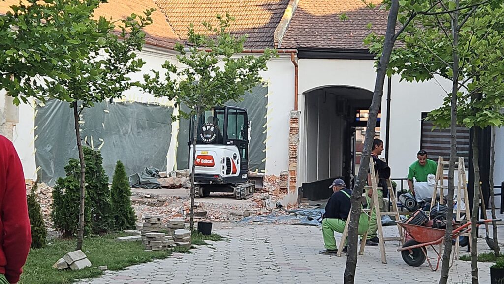 Mašinski iskopi i spoljna adaptacija stana u Beogradu.