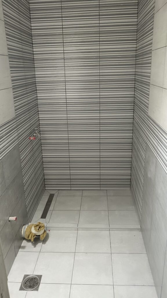 Ugradnja linijskog slivnika i moderna adaptacija stana u Beogradu.